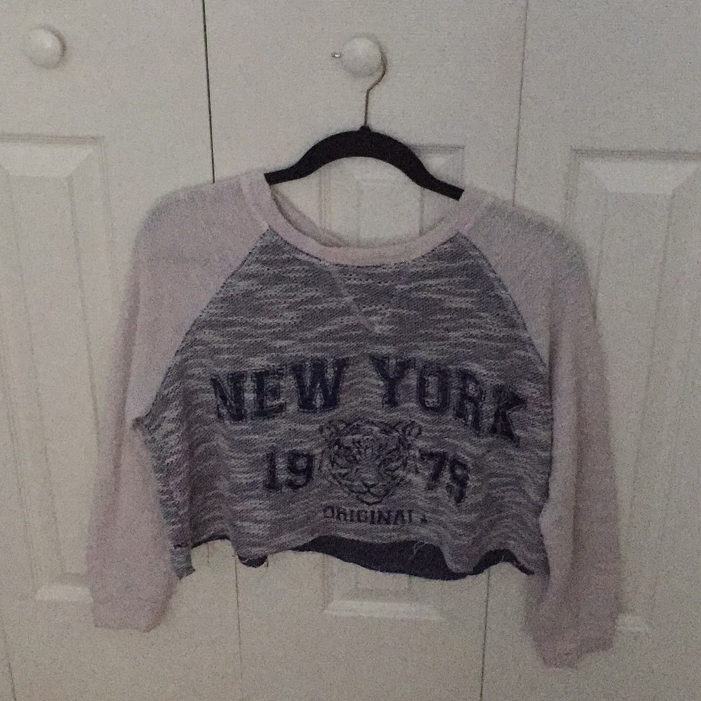 a blue and white long sleeve crop top